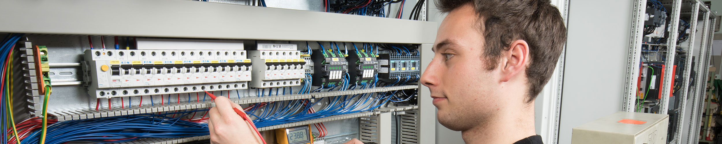 Training as an electronics technician for industrial engineering